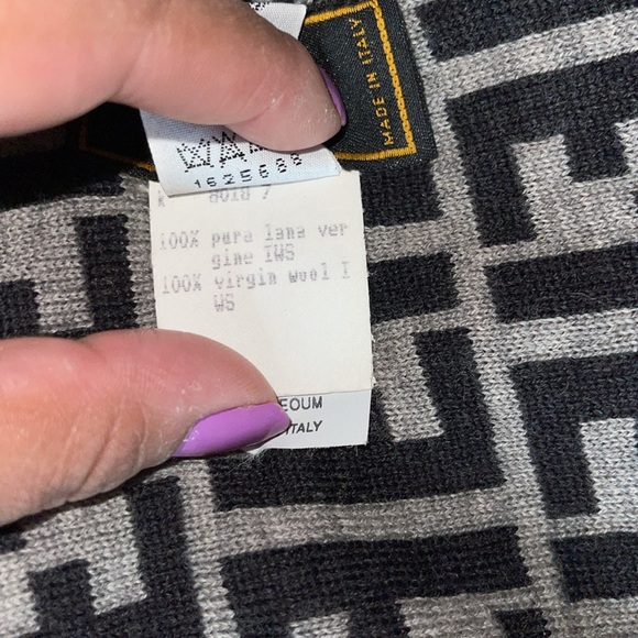 Preloved Fendi scarf excellent condition size 70X16” color is grey n black FF - Picture 9 of 9